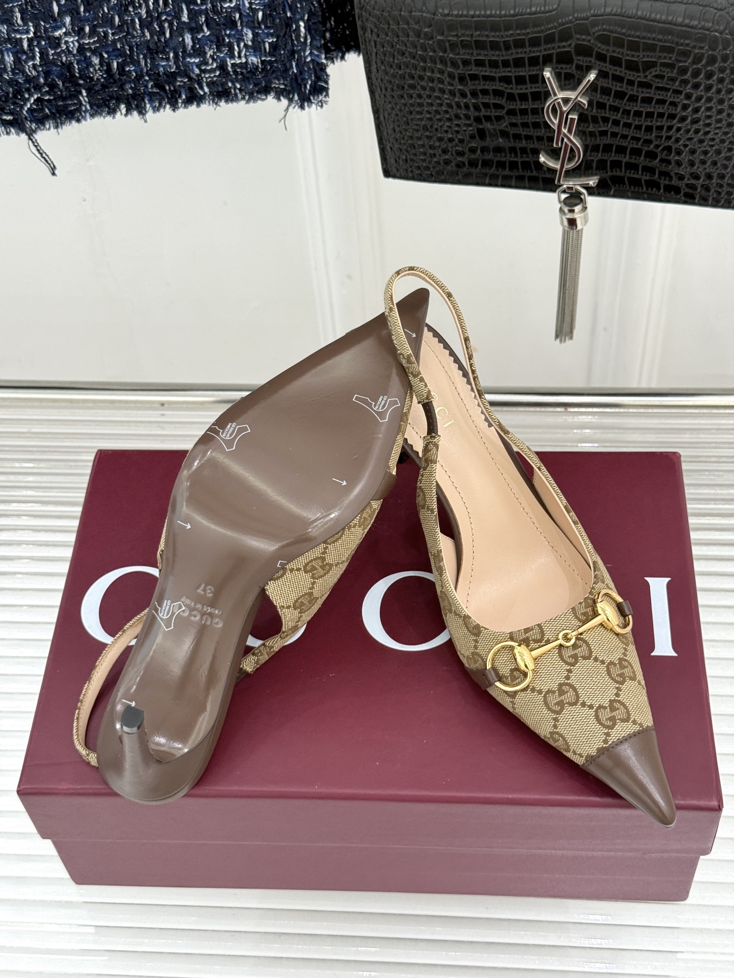 Gucci/古驰26WF新品Donna系列 马衔扣尖头高跟鞋凉鞋 经典马衔扣缀鞋面 尖头线条修饰纤细脚型 细跟拉长腿型比