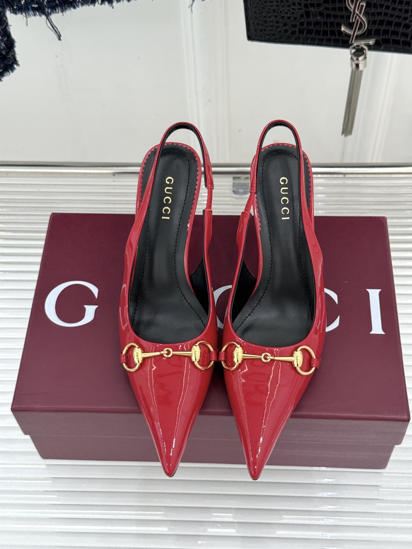 Gucci/古驰26WF新品Donna系列 马衔扣尖头高跟鞋凉鞋 经典马衔扣缀鞋面 尖头线条修饰纤细脚型 细跟拉长腿型比