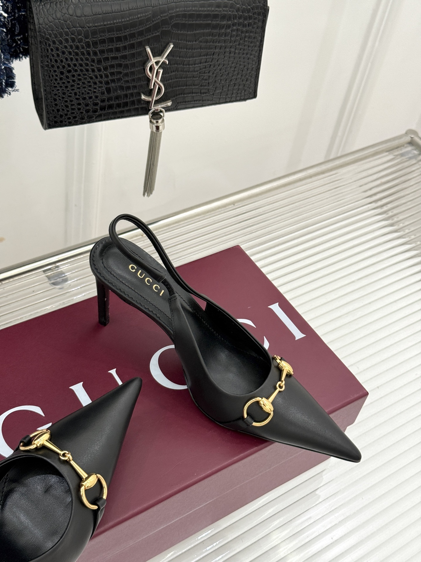 Gucci/古驰26WF新品Donna系列 马衔扣尖头高跟鞋凉鞋 经典马衔扣缀鞋面 尖头线条修饰纤细脚型 细跟拉长腿型比