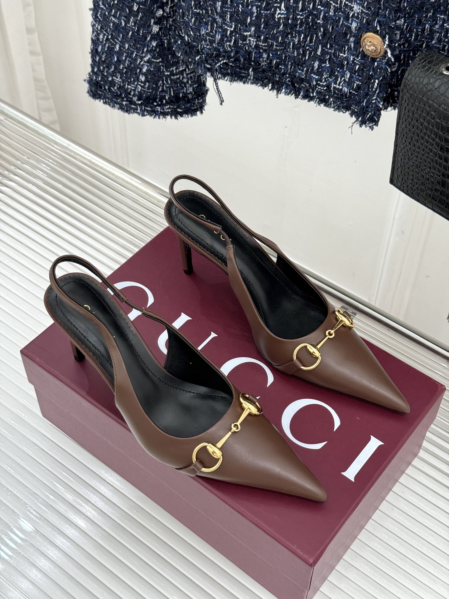 Gucci/古驰26WF新品Donna系列 马衔扣尖头高跟鞋凉鞋 经典马衔扣缀鞋面 尖头线条修饰纤细脚型 细跟拉长腿型比