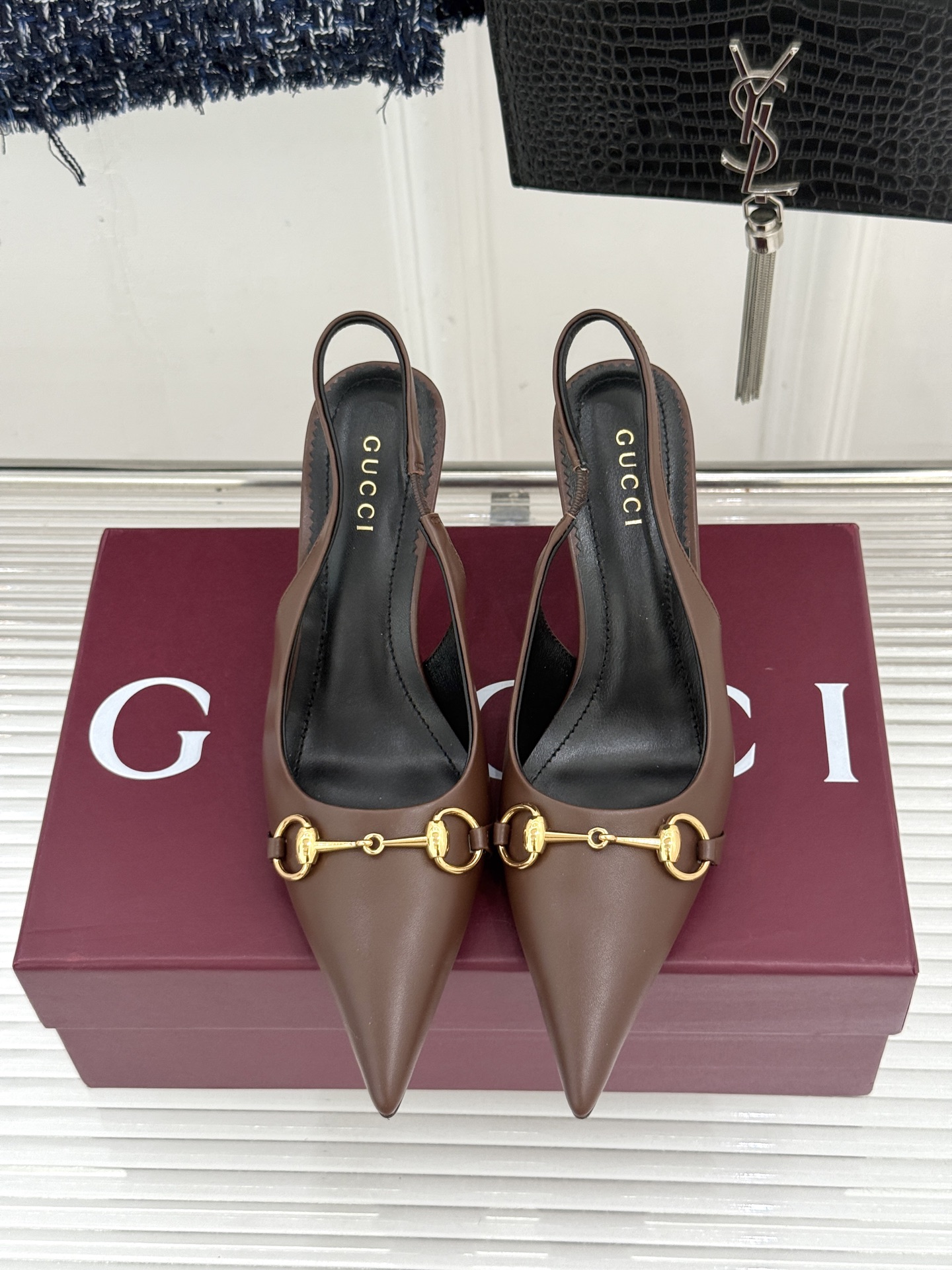Gucci/古驰26WF新品Donna系列 马衔扣尖头高跟鞋凉鞋 经典马衔扣缀鞋面 尖头线条修饰纤细脚型 细跟拉长腿型比