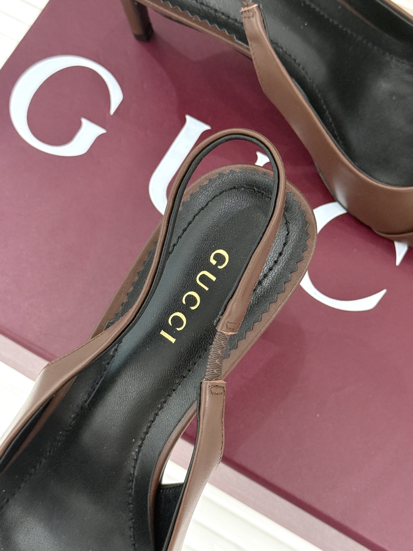 Gucci/古驰26WF新品Donna系列 马衔扣尖头高跟鞋凉鞋 经典马衔扣缀鞋面 尖头线条修饰纤细脚型 细跟拉长腿型比