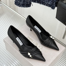 Jimmy Choo/吉米周26WF新品 珍珠褶皱尖头高跟鞋 褶皱蕾丝泛着柔润微光 珍珠串缀着细碎水晶 尖头利落拉长腿线 Jimmy Choo/吉米周26WF新品 珍珠褶皱尖头高跟鞋 褶皱蕾丝泛着柔润微光 珍珠串缀着细碎水晶 尖头利落拉长腿线