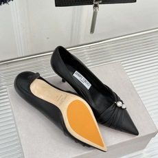 Jimmy Choo/吉米周26WF新品 珍珠褶皱尖头高跟鞋 褶皱蕾丝泛着柔润微光 珍珠串缀着细碎水晶 尖头利落拉长腿线 Jimmy Choo/吉米周26WF新品 珍珠褶皱尖头高跟鞋 褶皱蕾丝泛着柔润微光 珍珠串缀着细碎水晶 尖头利落拉长腿线