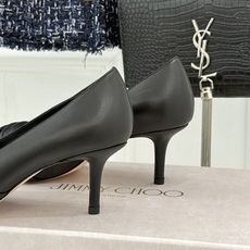 Jimmy Choo/吉米周26WF新品 珍珠褶皱尖头高跟鞋 褶皱蕾丝泛着柔润微光 珍珠串缀着细碎水晶 尖头利落拉长腿线 Jimmy Choo/吉米周26WF新品 珍珠褶皱尖头高跟鞋 褶皱蕾丝泛着柔润微光 珍珠串缀着细碎水晶 尖头利落拉长腿线