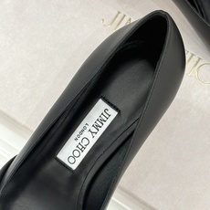 Jimmy Choo/吉米周26WF新品 珍珠褶皱尖头高跟鞋 褶皱蕾丝泛着柔润微光 珍珠串缀着细碎水晶 尖头利落拉长腿线 Jimmy Choo/吉米周26WF新品 珍珠褶皱尖头高跟鞋 褶皱蕾丝泛着柔润微光 珍珠串缀着细碎水晶 尖头利落拉长腿线