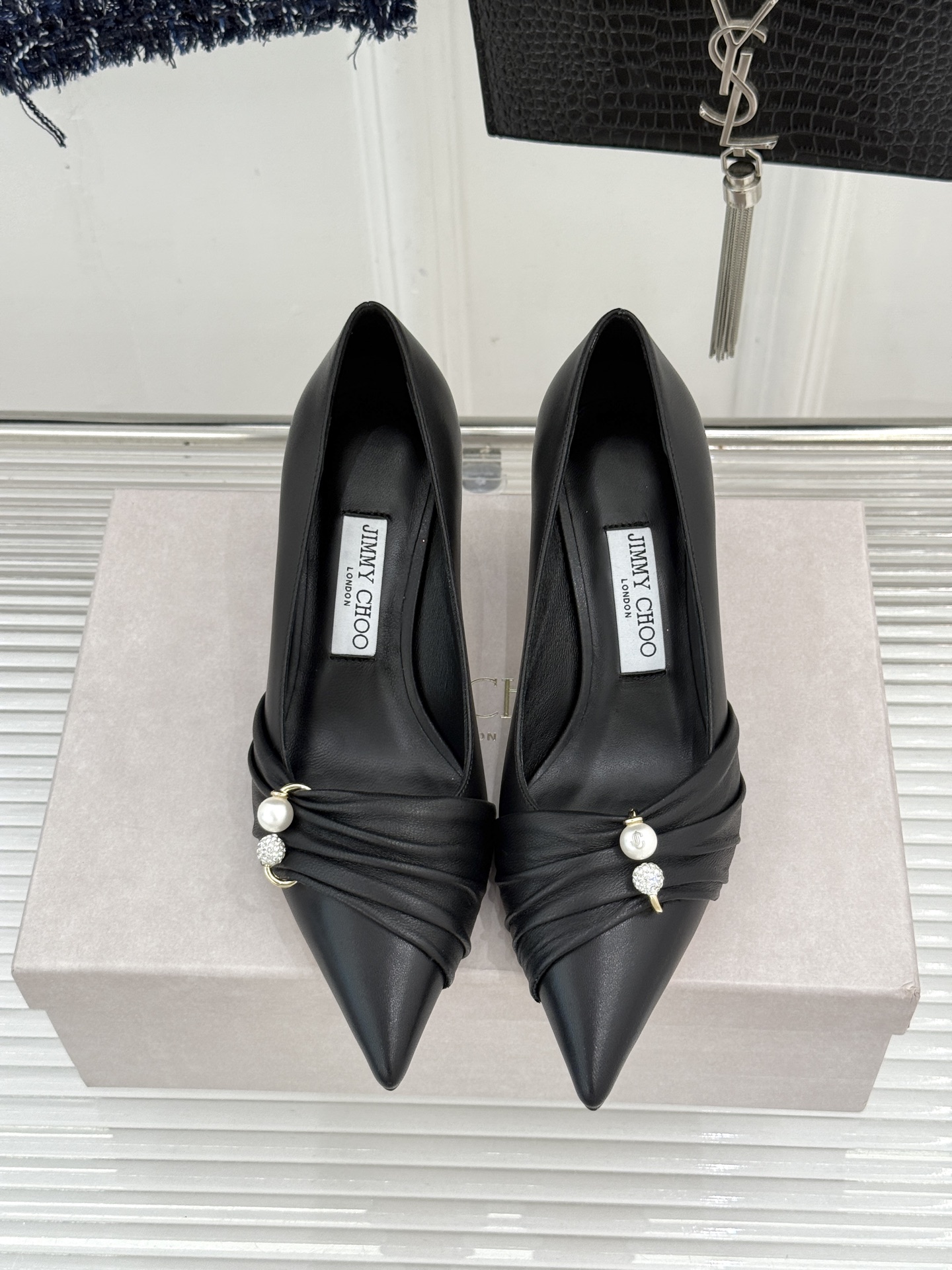 Jimmy Choo/吉米周26WF新品 珍珠褶皱尖头高跟鞋 褶皱蕾丝泛着柔润微光 珍珠串缀着细碎水晶 尖头利落拉长腿线 Jimmy Choo/吉米周26WF新品 珍珠褶皱尖头高跟鞋 褶皱蕾丝泛着柔润微光 珍珠串缀着细碎水晶 尖头利落拉长腿线