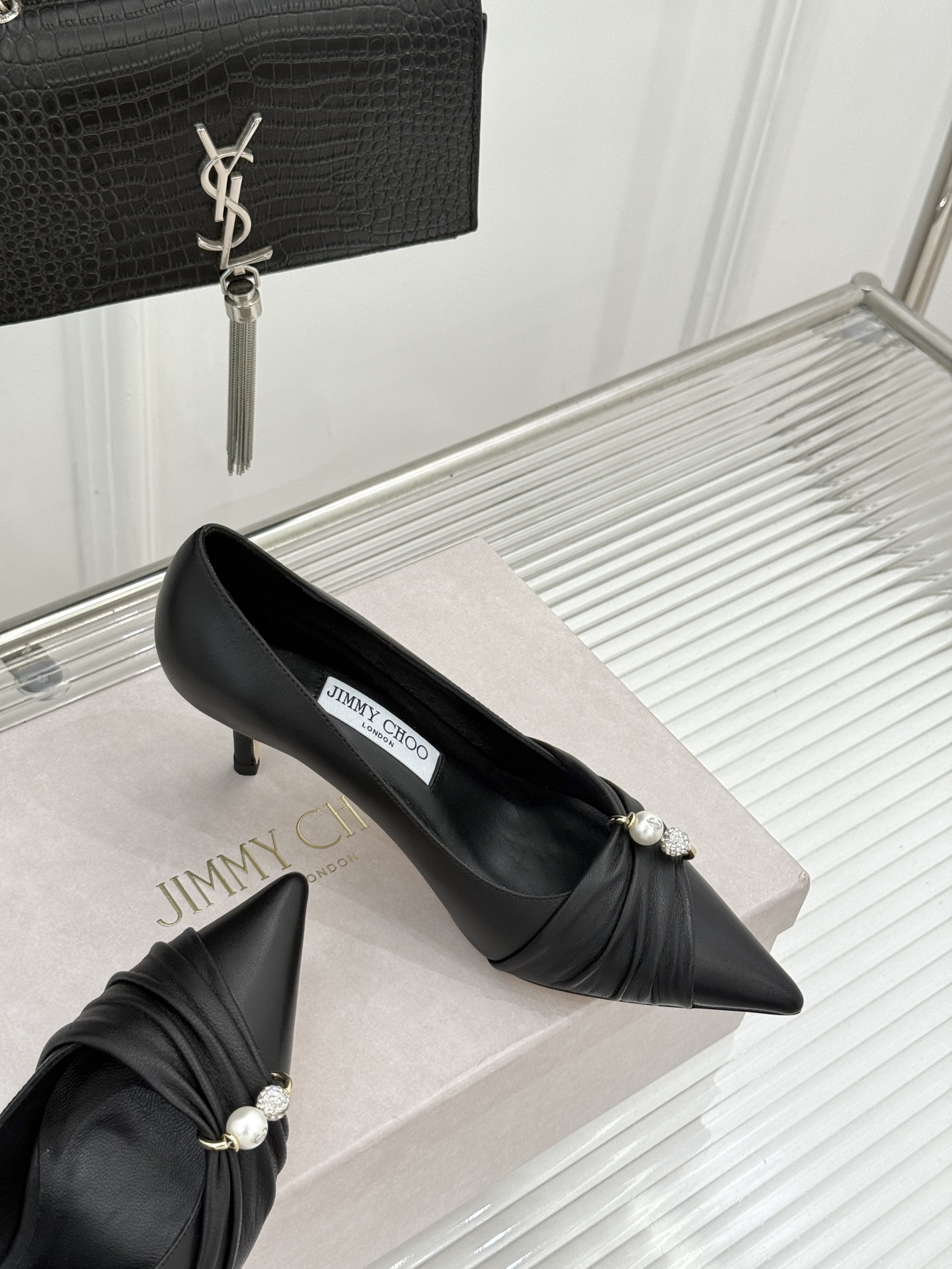 Jimmy Choo/吉米周26WF新品 珍珠褶皱尖头高跟鞋 褶皱蕾丝泛着柔润微光 珍珠串缀着细碎水晶 尖头利落拉长腿线 Jimmy Choo/吉米周26WF新品 珍珠褶皱尖头高跟鞋 褶皱蕾丝泛着柔润微光 珍珠串缀着细碎水晶 尖头利落拉长腿线
