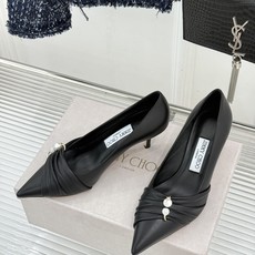 Jimmy Choo/吉米周26WF新品 珍珠褶皱尖头高跟鞋 褶皱蕾丝泛着柔润微光 珍珠串缀着细碎水晶 尖头利落拉长腿线 Jimmy Choo/吉米周26WF新品 珍珠褶皱尖头高跟鞋 褶皱蕾丝泛着柔润微光 珍珠串缀着细碎水晶 尖头利落拉长腿线