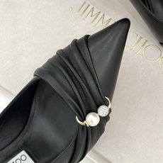 Jimmy Choo/吉米周26WF新品 珍珠褶皱尖头高跟鞋 褶皱蕾丝泛着柔润微光 珍珠串缀着细碎水晶 尖头利落拉长腿线 Jimmy Choo/吉米周26WF新品 珍珠褶皱尖头高跟鞋 褶皱蕾丝泛着柔润微光 珍珠串缀着细碎水晶 尖头利落拉长腿线
