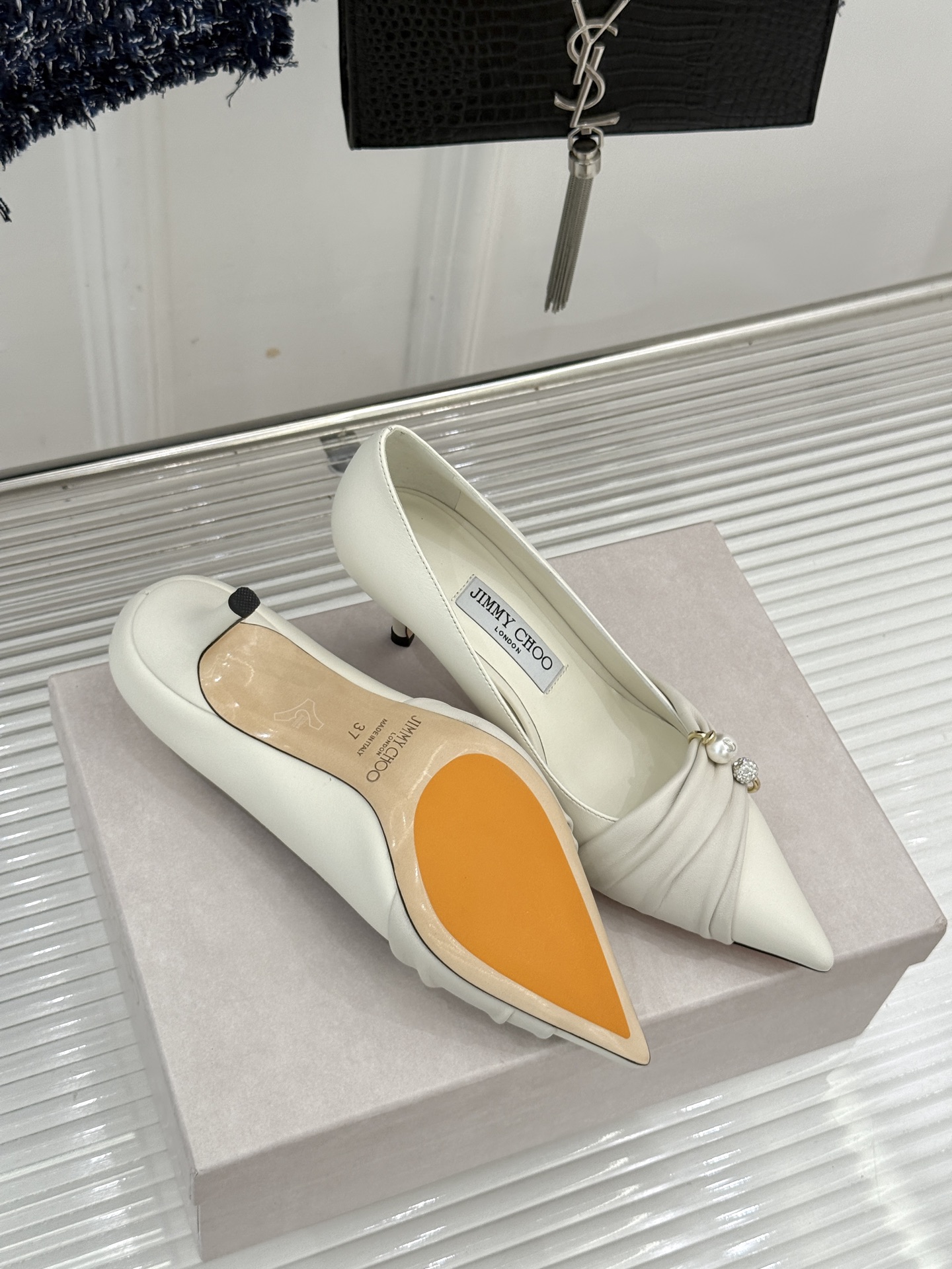 Jimmy Choo/吉米周26WF新品 珍珠褶皱尖头高跟鞋 褶皱蕾丝泛着柔润微光 珍珠串缀着细碎水晶 尖头利落拉长腿线