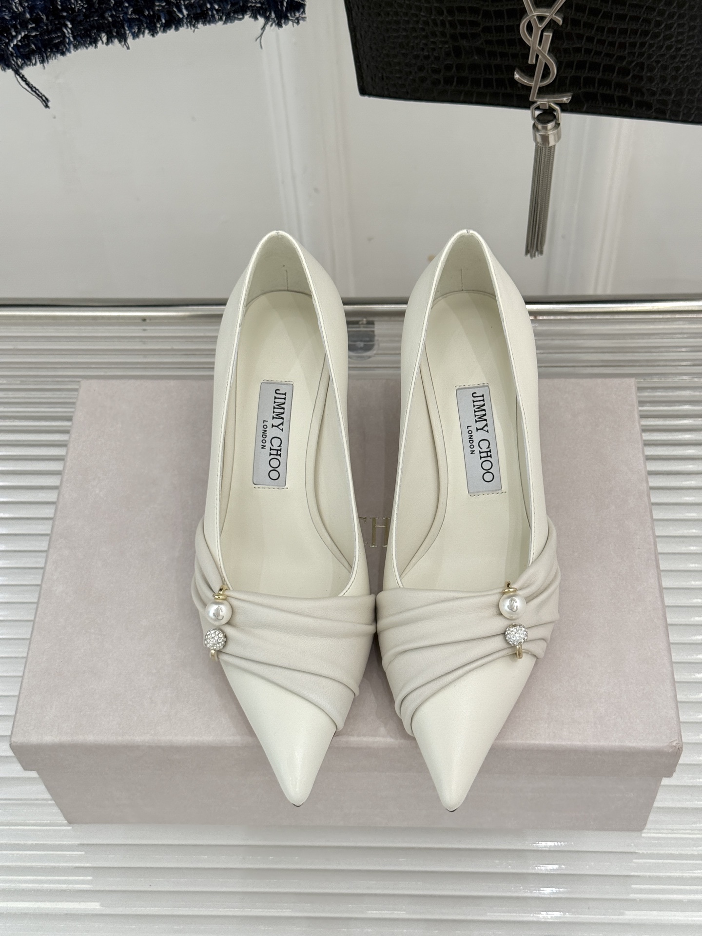 Jimmy Choo/吉米周26WF新品 珍珠褶皱尖头高跟鞋 褶皱蕾丝泛着柔润微光 珍珠串缀着细碎水晶 尖头利落拉长腿线
