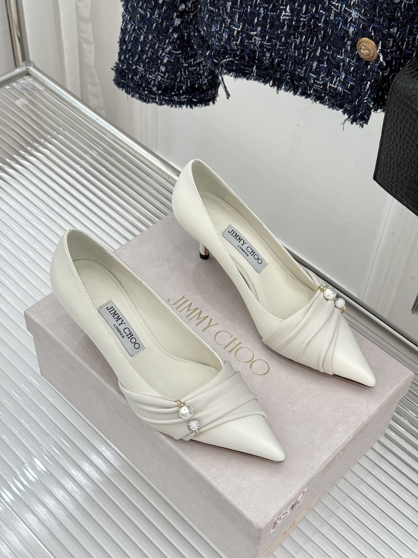 Jimmy Choo/吉米周26WF新品 珍珠褶皱尖头高跟鞋 褶皱蕾丝泛着柔润微光 珍珠串缀着细碎水晶 尖头利落拉长腿线