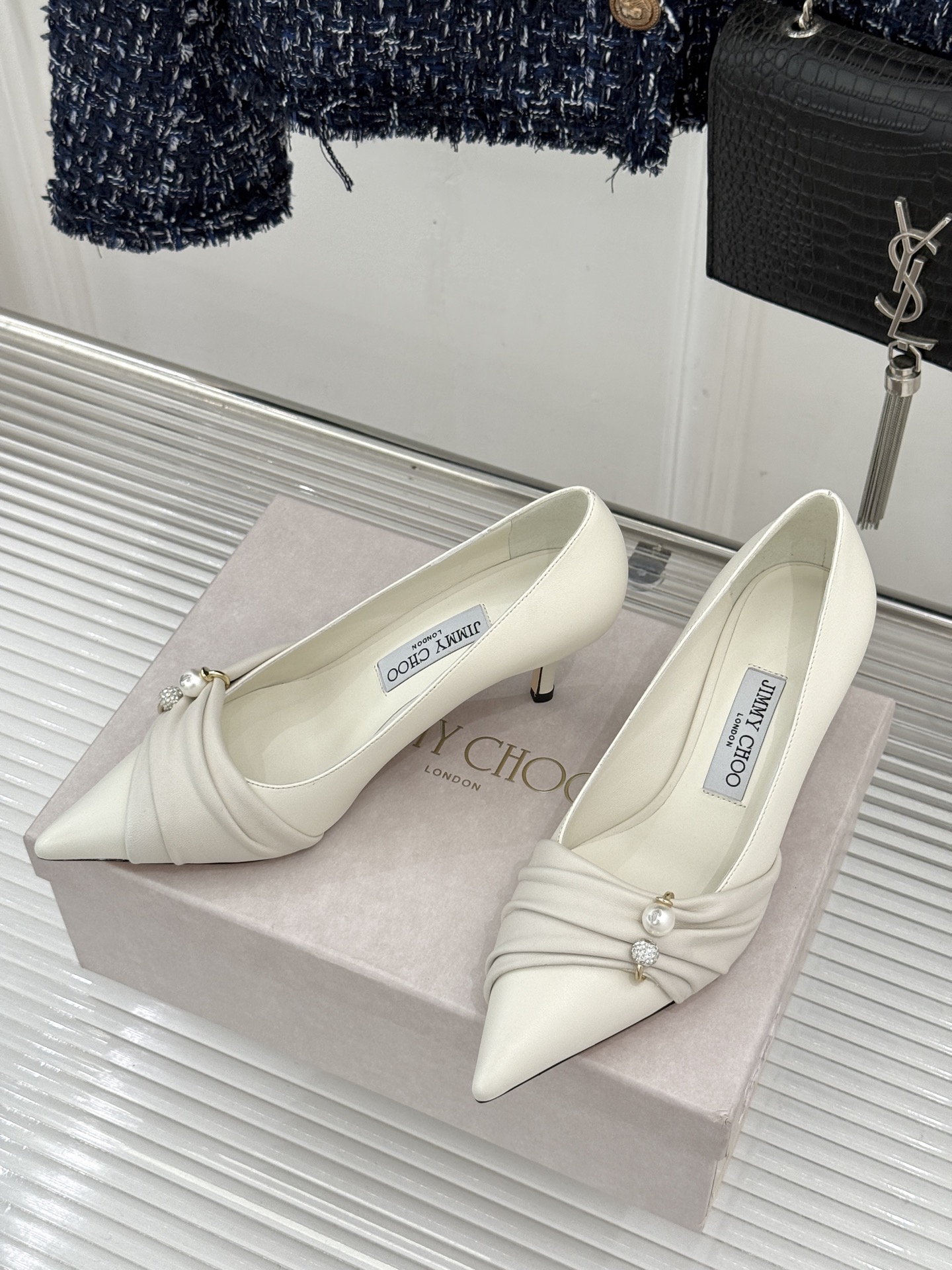 Jimmy Choo/吉米周26WF新品 珍珠褶皱尖头高跟鞋 褶皱蕾丝泛着柔润微光 珍珠串缀着细碎水晶 尖头利落拉长腿线