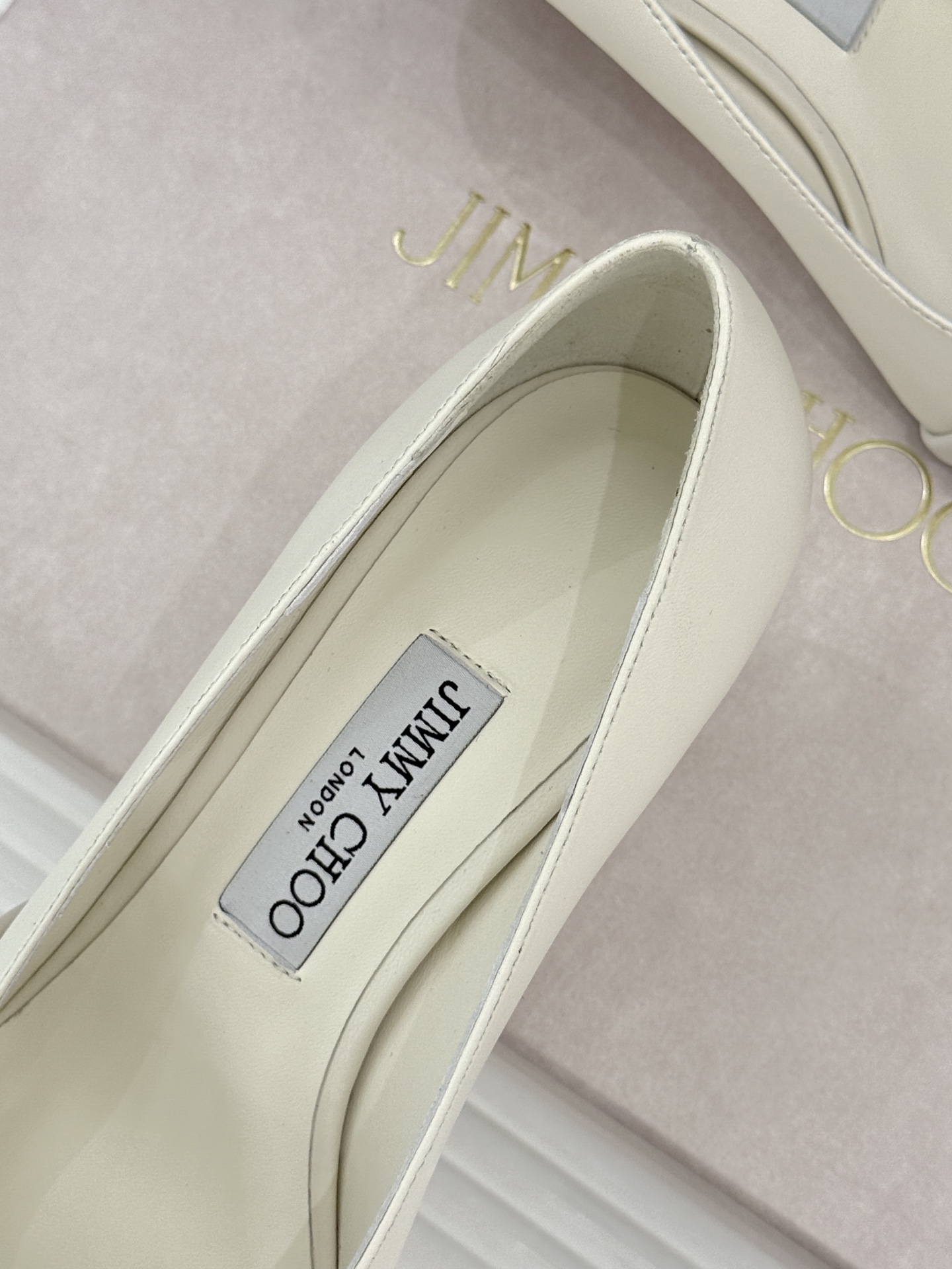 Jimmy Choo/吉米周26WF新品 珍珠褶皱尖头高跟鞋 褶皱蕾丝泛着柔润微光 珍珠串缀着细碎水晶 尖头利落拉长腿线