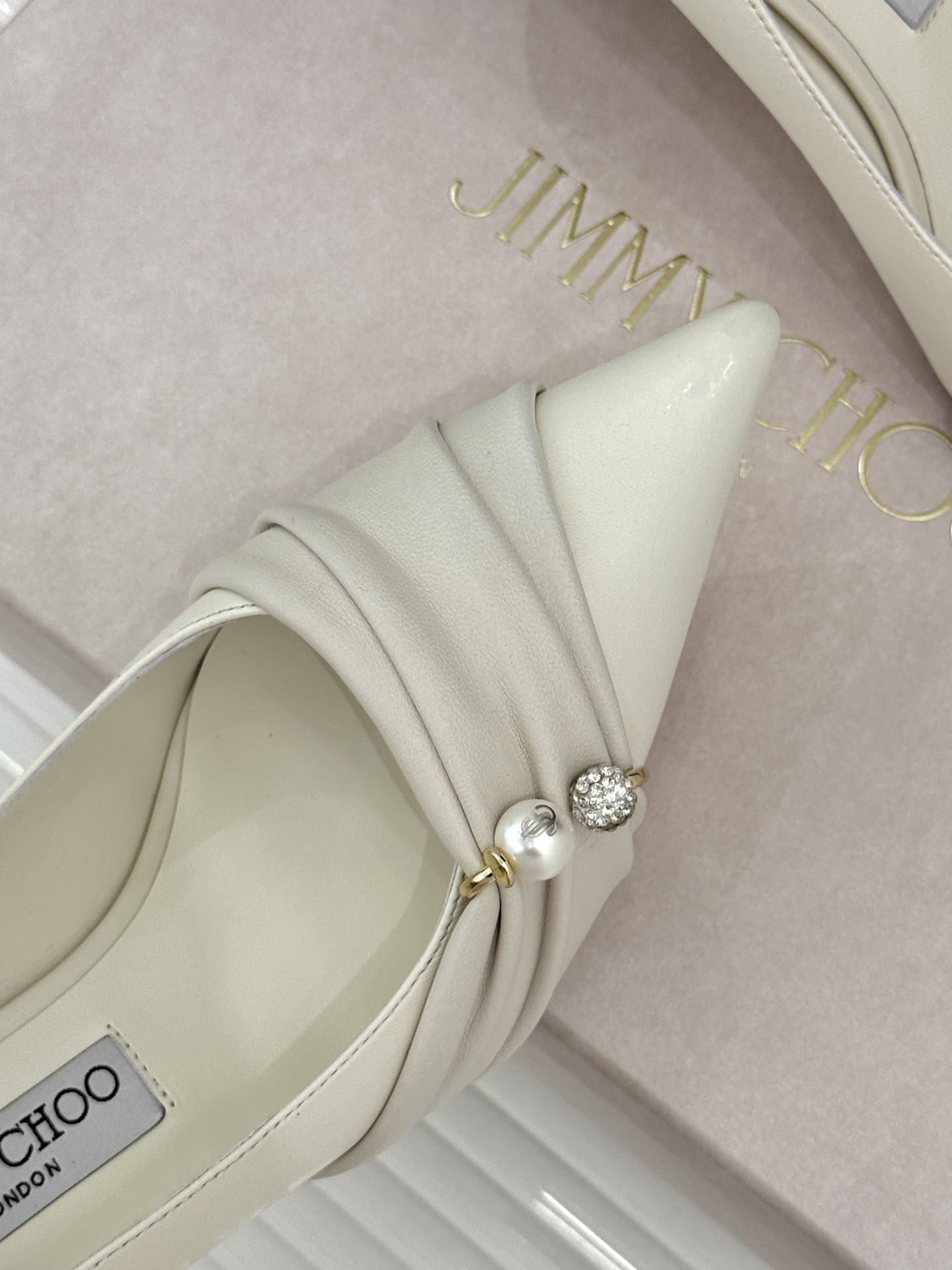 Jimmy Choo/吉米周26WF新品 珍珠褶皱尖头高跟鞋 褶皱蕾丝泛着柔润微光 珍珠串缀着细碎水晶 尖头利落拉长腿线