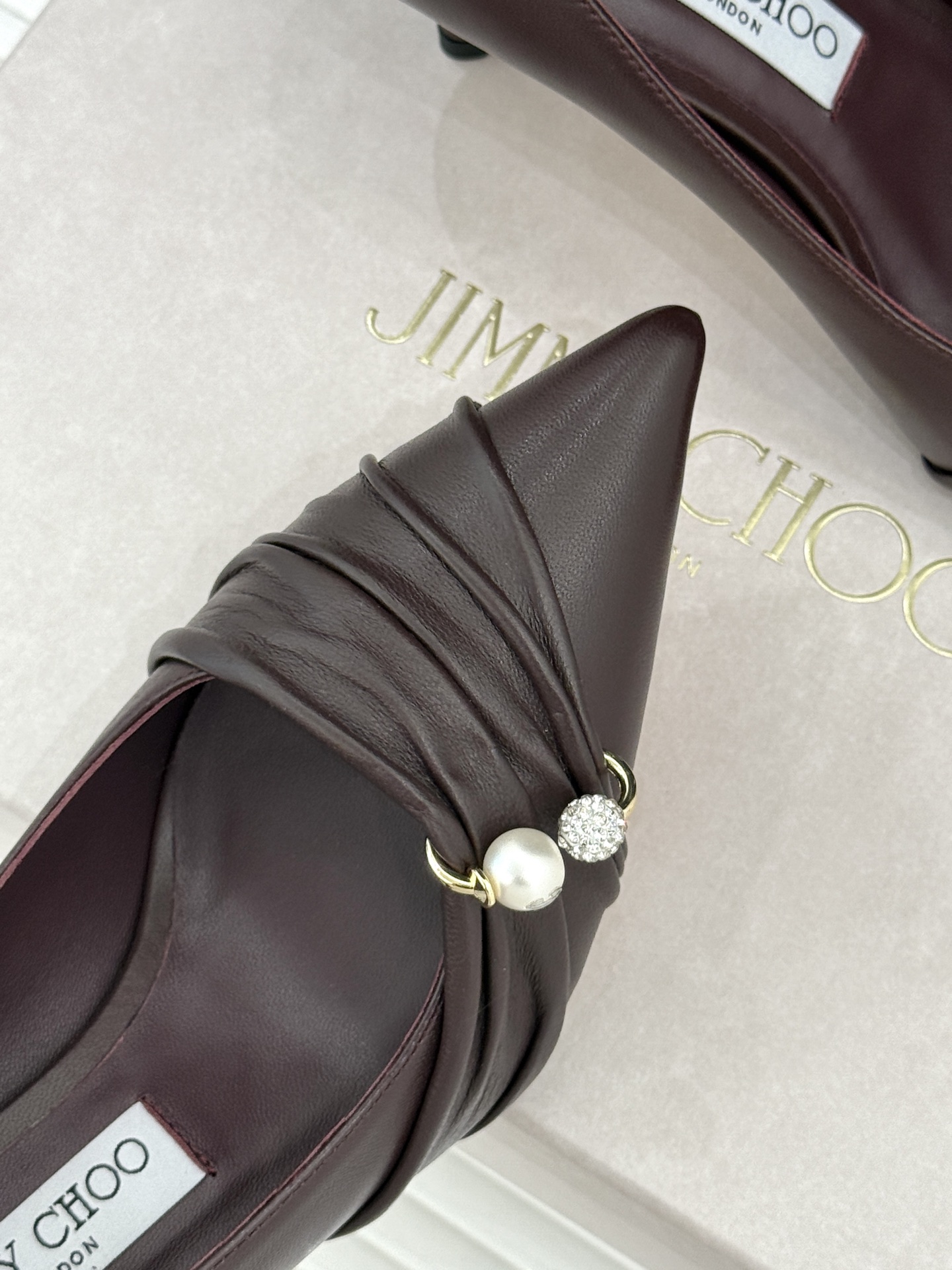 Jimmy Choo/吉米周26WF新品 珍珠褶皱尖头高跟鞋 褶皱蕾丝泛着柔润微光 珍珠串缀着细碎水晶 尖头利落拉长腿线