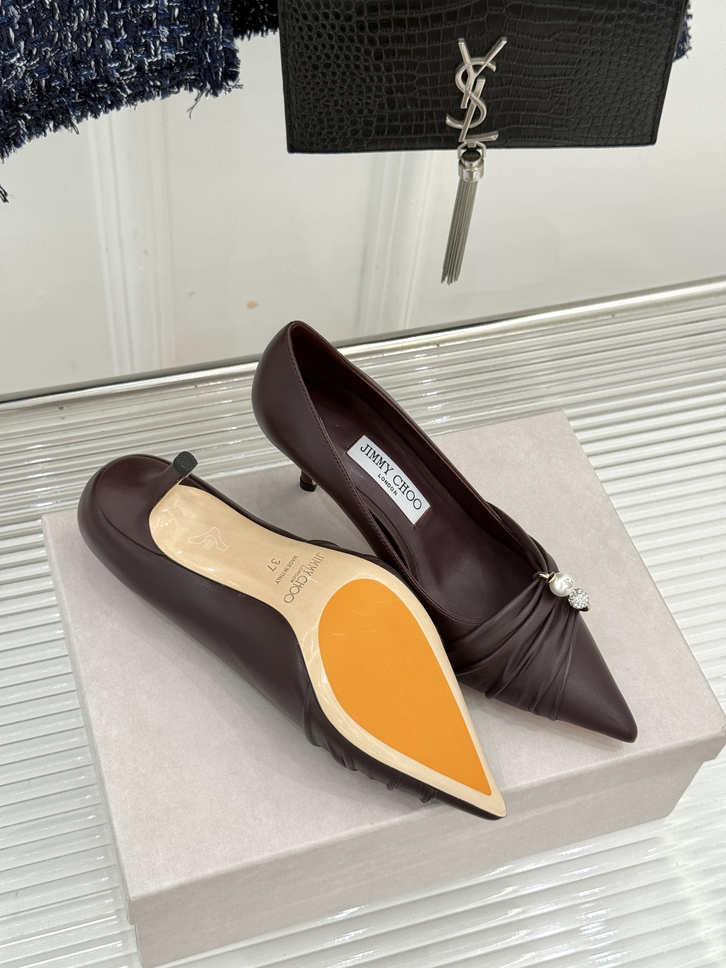 Jimmy Choo/吉米周26WF新品 珍珠褶皱尖头高跟鞋 褶皱蕾丝泛着柔润微光 珍珠串缀着细碎水晶 尖头利落拉长腿线