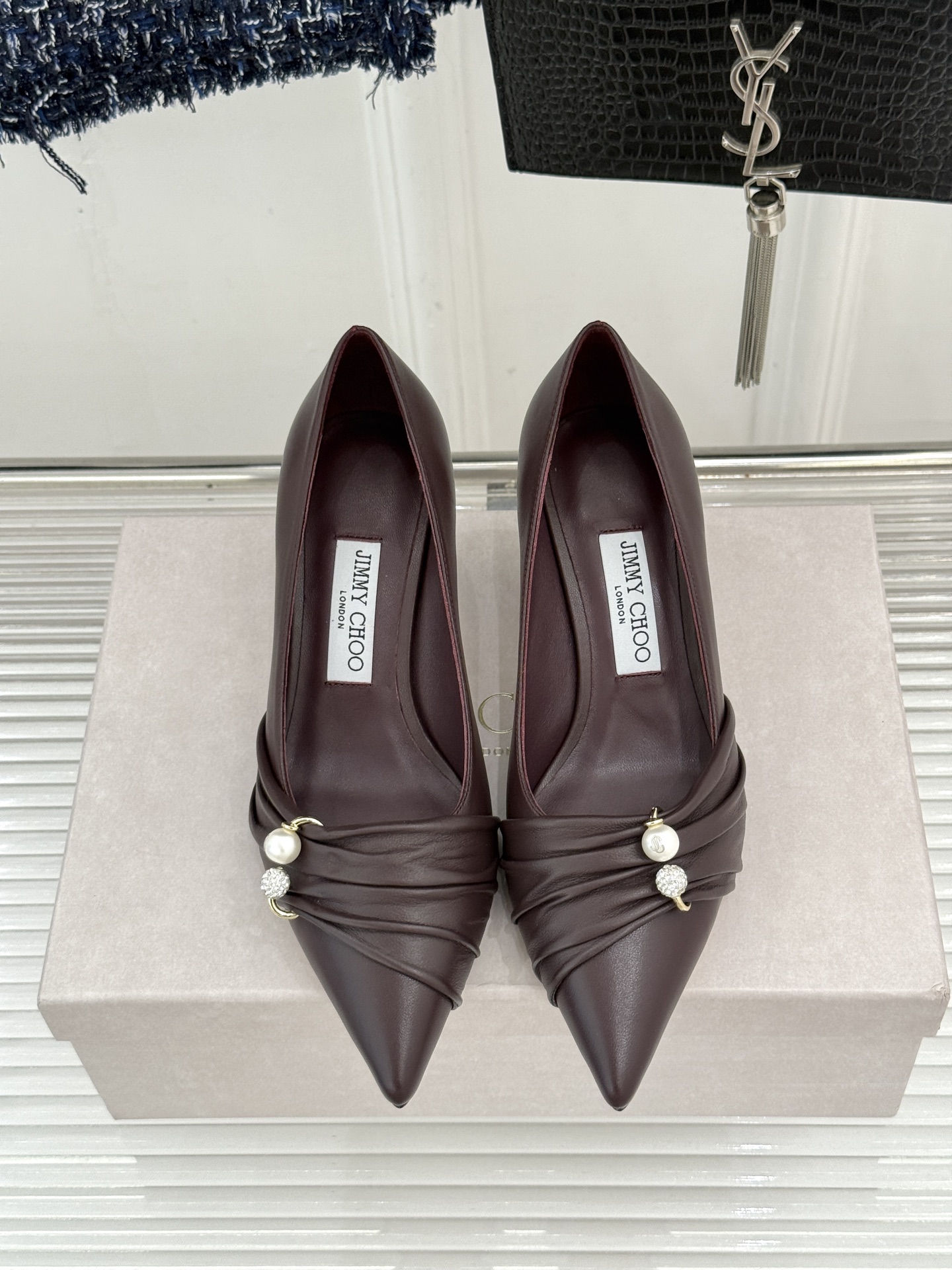 Jimmy Choo/吉米周26WF新品 珍珠褶皱尖头高跟鞋 褶皱蕾丝泛着柔润微光 珍珠串缀着细碎水晶 尖头利落拉长腿线