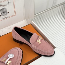 Hermès/爱马仕26WF新品 H金属扣一脚蹬乐福鞋 金属H扣是低调的灵魂 一脚蹬穿脱超省心 版型利落衬得脚秀气 麂皮 Hermès/爱马仕26WF新品 H金属扣一脚蹬乐福鞋 金属H扣是低调的灵魂 一脚蹬穿脱超省心 版型利落衬得脚秀气 麂皮