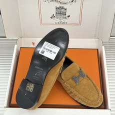 Hermès/爱马仕26WF新品 H金属扣一脚蹬乐福鞋 金属H扣是低调的灵魂 一脚蹬穿脱超省心 版型利落衬得脚秀气 麂皮 Hermès/爱马仕26WF新品 H金属扣一脚蹬乐福鞋 金属H扣是低调的灵魂 一脚蹬穿脱超省心 版型利落衬得脚秀气 麂皮