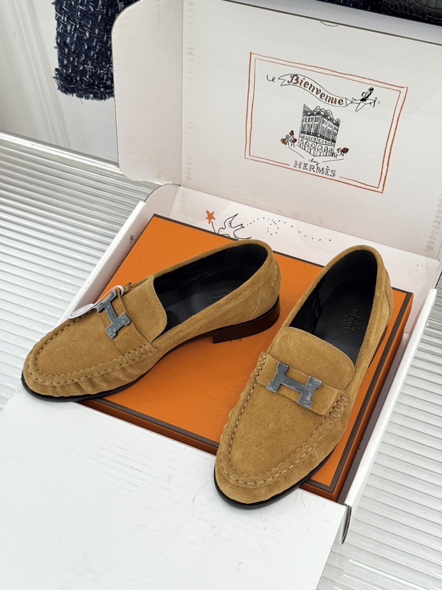 Hermès/爱马仕26WF新品 H金属扣一脚蹬乐福鞋 金属H扣是低调的灵魂 一脚蹬穿脱超省心 版型利落衬得脚秀气 麂皮 Hermès/爱马仕26WF新品 H金属扣一脚蹬乐福鞋 金属H扣是低调的灵魂 一脚蹬穿脱超省心 版型利落衬得脚秀气 麂皮