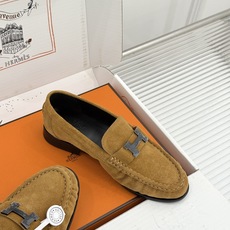 Hermès/爱马仕26WF新品 H金属扣一脚蹬乐福鞋 金属H扣是低调的灵魂 一脚蹬穿脱超省心 版型利落衬得脚秀气 麂皮 Hermès/爱马仕26WF新品 H金属扣一脚蹬乐福鞋 金属H扣是低调的灵魂 一脚蹬穿脱超省心 版型利落衬得脚秀气 麂皮