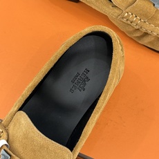 Hermès/爱马仕26WF新品 H金属扣一脚蹬乐福鞋 金属H扣是低调的灵魂 一脚蹬穿脱超省心 版型利落衬得脚秀气 麂皮 Hermès/爱马仕26WF新品 H金属扣一脚蹬乐福鞋 金属H扣是低调的灵魂 一脚蹬穿脱超省心 版型利落衬得脚秀气 麂皮