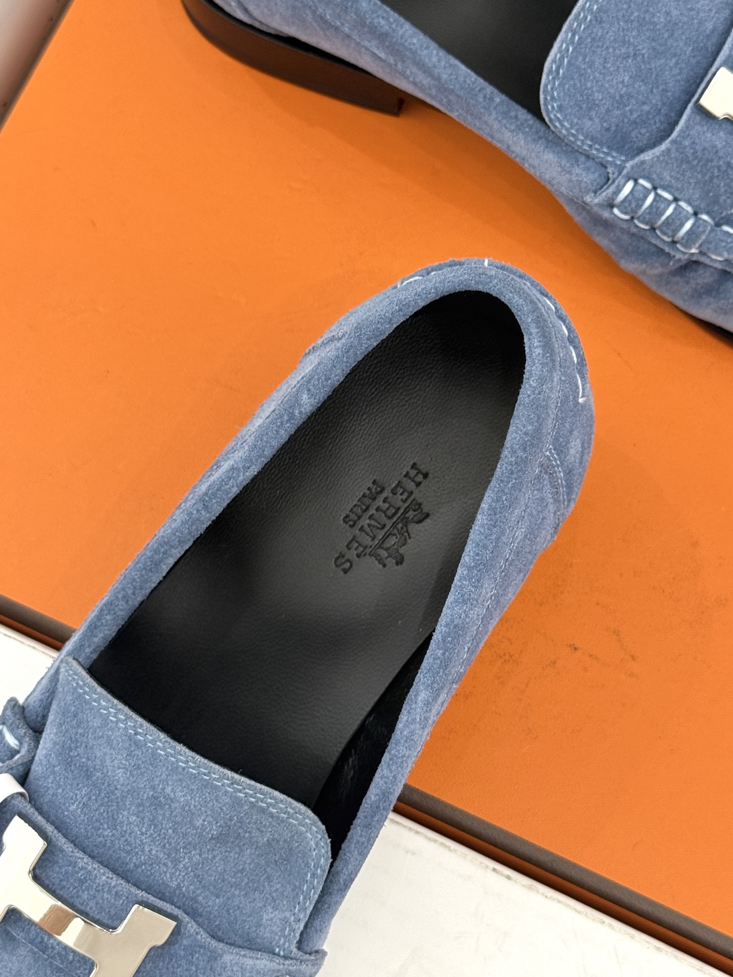 Hermès/爱马仕26WF新品 H金属扣一脚蹬乐福鞋 金属H扣是低调的灵魂 一脚蹬穿脱超省心 版型利落衬得脚秀气 麂皮 Hermès/爱马仕26WF新品 H金属扣一脚蹬乐福鞋 金属H扣是低调的灵魂 一脚蹬穿脱超省心 版型利落衬得脚秀气 麂皮