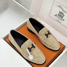 Hermès/爱马仕26WF新品 H金属扣一脚蹬乐福鞋 金属H扣是低调的灵魂 一脚蹬穿脱超省心 版型利落衬得脚秀气 麂皮 Hermès/爱马仕26WF新品 H金属扣一脚蹬乐福鞋 金属H扣是低调的灵魂 一脚蹬穿脱超省心 版型利落衬得脚秀气 麂皮