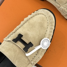 Hermès/爱马仕26WF新品 H金属扣一脚蹬乐福鞋 金属H扣是低调的灵魂 一脚蹬穿脱超省心 版型利落衬得脚秀气 麂皮 Hermès/爱马仕26WF新品 H金属扣一脚蹬乐福鞋 金属H扣是低调的灵魂 一脚蹬穿脱超省心 版型利落衬得脚秀气 麂皮
