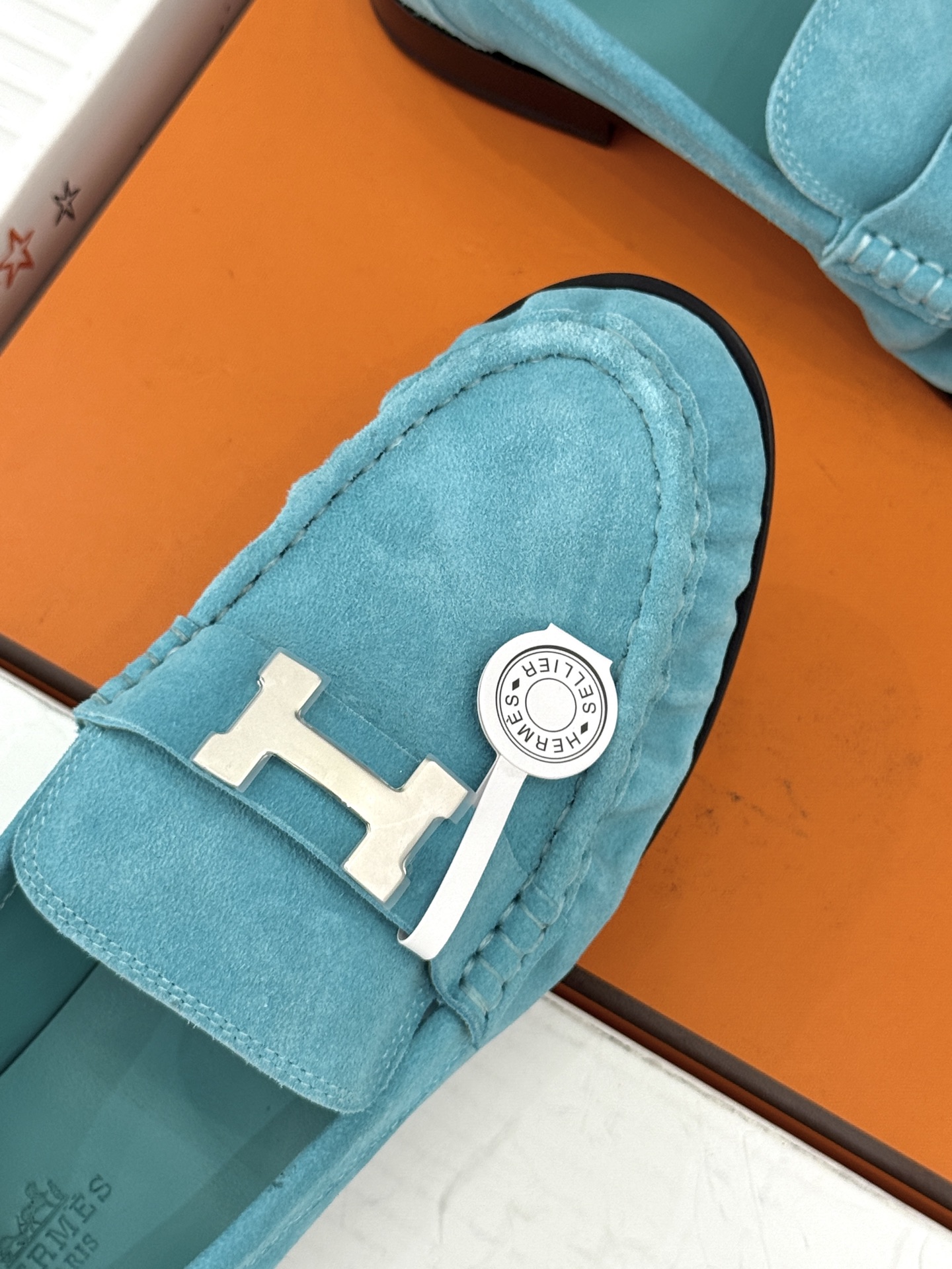 Hermès/爱马仕26WF新品 H金属扣一脚蹬乐福鞋 金属H扣是低调的灵魂 一脚蹬穿脱超省心 版型利落衬得脚秀气 麂皮 Hermès/爱马仕26WF新品 H金属扣一脚蹬乐福鞋 金属H扣是低调的灵魂 一脚蹬穿脱超省心 版型利落衬得脚秀气 麂皮