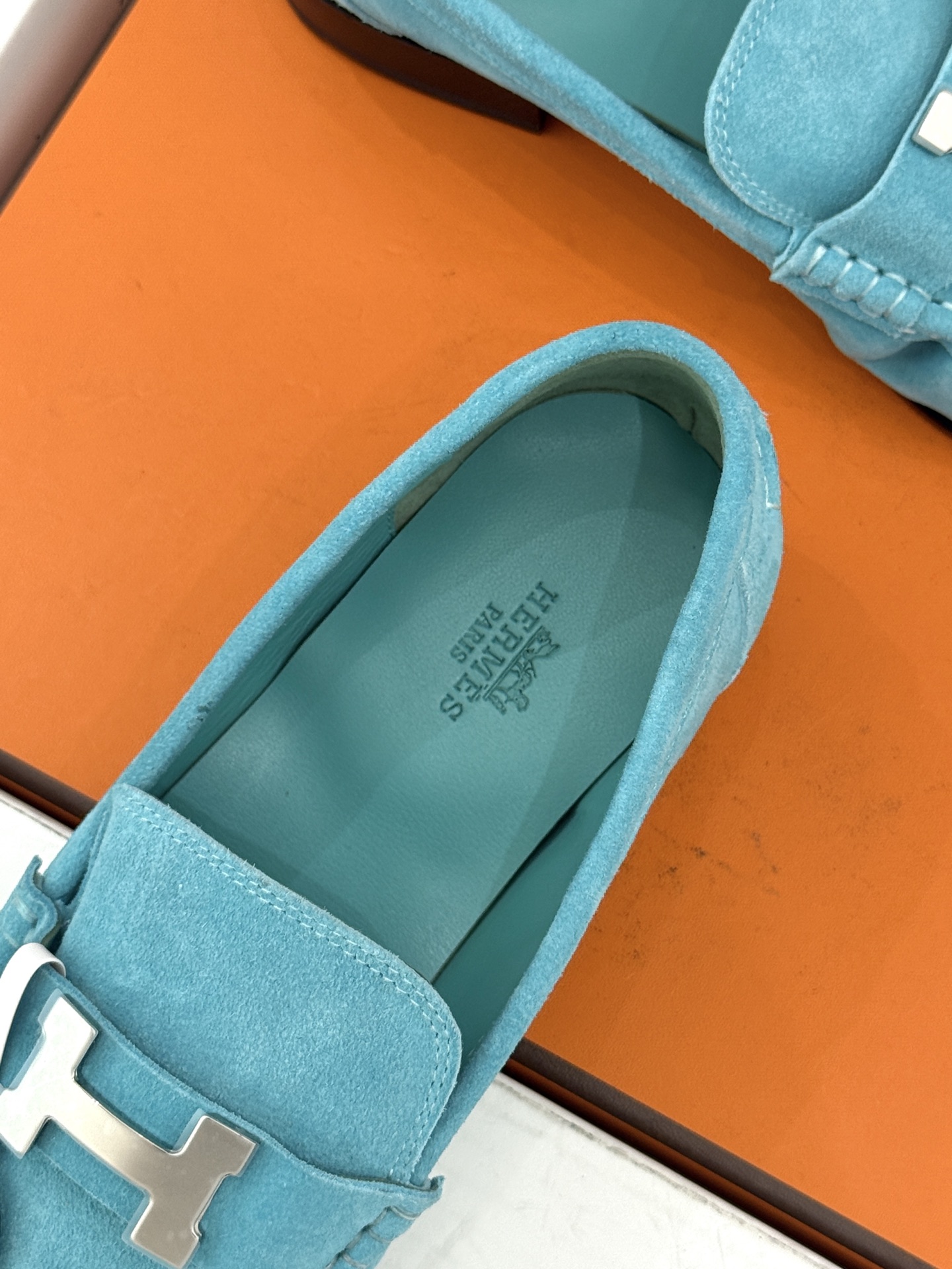 Hermès/爱马仕26WF新品 H金属扣一脚蹬乐福鞋 金属H扣是低调的灵魂 一脚蹬穿脱超省心 版型利落衬得脚秀气 麂皮 Hermès/爱马仕26WF新品 H金属扣一脚蹬乐福鞋 金属H扣是低调的灵魂 一脚蹬穿脱超省心 版型利落衬得脚秀气 麂皮