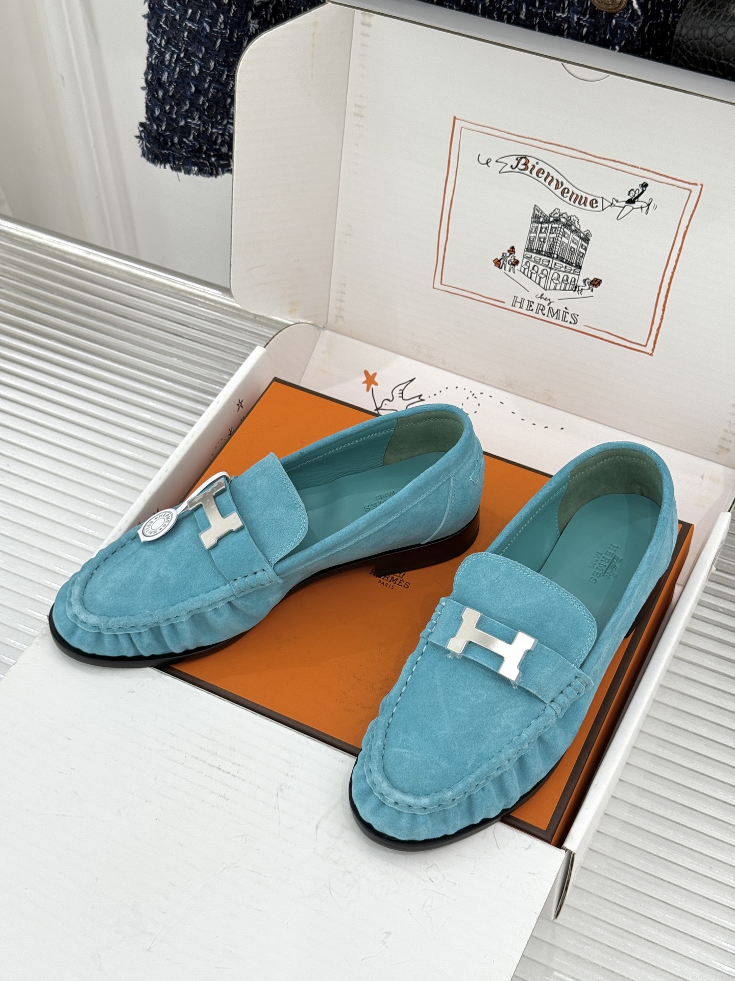 Hermès/爱马仕26WF新品 H金属扣一脚蹬乐福鞋 金属H扣是低调的灵魂 一脚蹬穿脱超省心 版型利落衬得脚秀气 麂皮 Hermès/爱马仕26WF新品 H金属扣一脚蹬乐福鞋 金属H扣是低调的灵魂 一脚蹬穿脱超省心 版型利落衬得脚秀气 麂皮