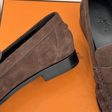 Hermès/爱马仕26WF新品 H金属扣一脚蹬乐福鞋 金属H扣是低调的灵魂 一脚蹬穿脱超省心 版型利落衬得脚秀气 麂皮 Hermès/爱马仕26WF新品 H金属扣一脚蹬乐福鞋 金属H扣是低调的灵魂 一脚蹬穿脱超省心 版型利落衬得脚秀气 麂皮