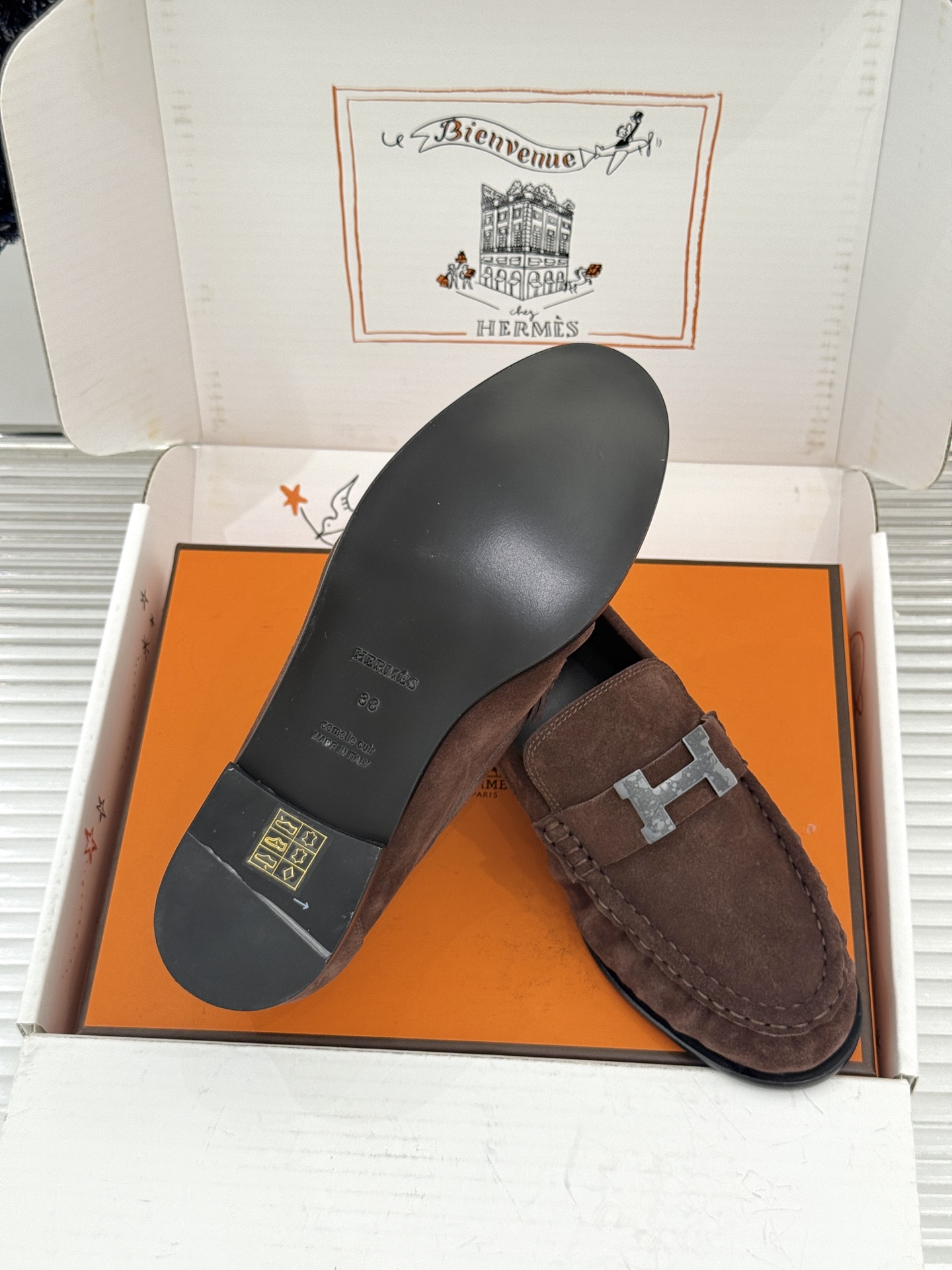 Hermès/爱马仕26WF新品 H金属扣一脚蹬乐福鞋 金属H扣是低调的灵魂 一脚蹬穿脱超省心 版型利落衬得脚秀气 麂皮 Hermès/爱马仕26WF新品 H金属扣一脚蹬乐福鞋 金属H扣是低调的灵魂 一脚蹬穿脱超省心 版型利落衬得脚秀气 麂皮
