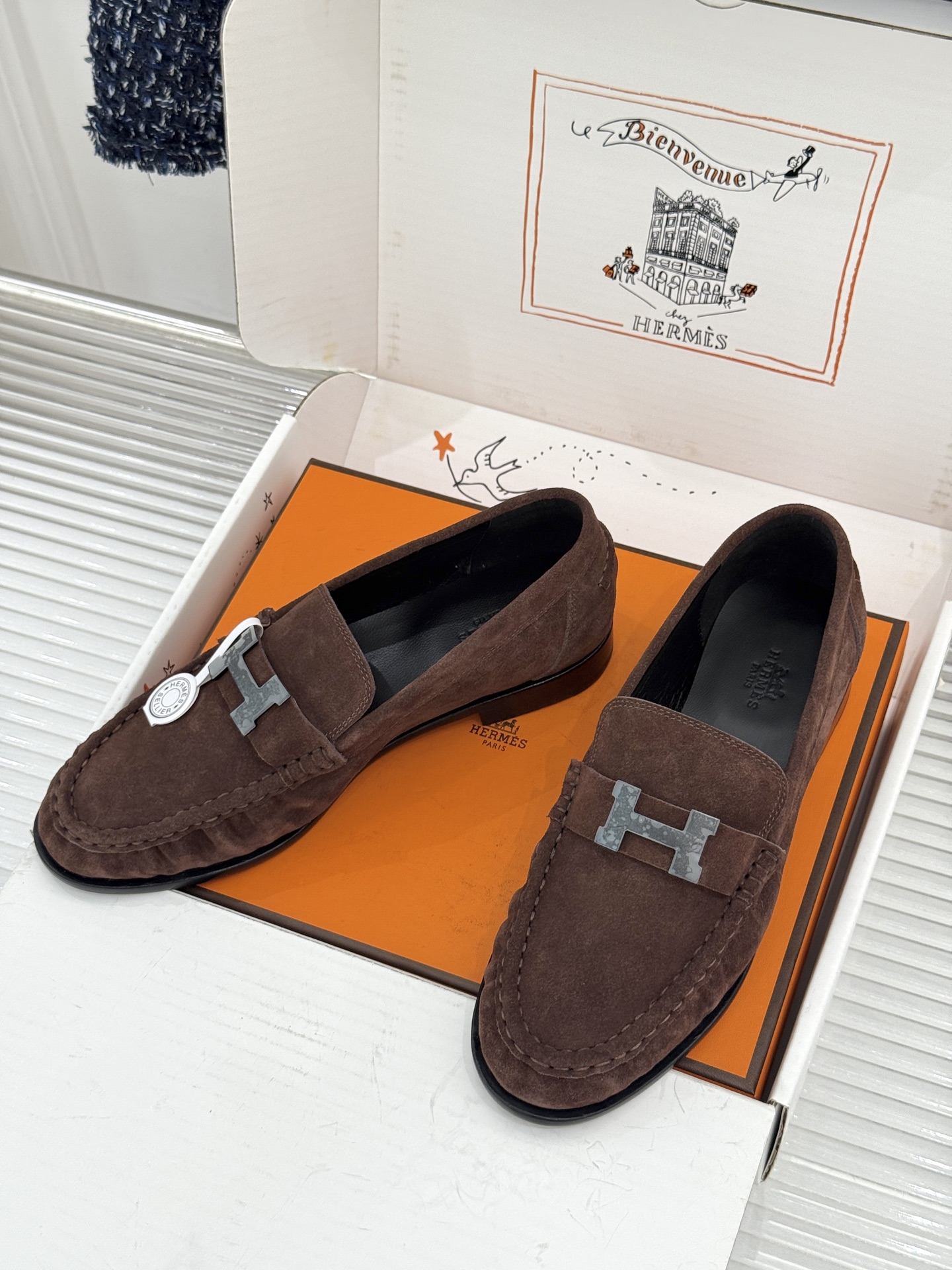 Hermès/爱马仕26WF新品 H金属扣一脚蹬乐福鞋 金属H扣是低调的灵魂 一脚蹬穿脱超省心 版型利落衬得脚秀气 麂皮 Hermès/爱马仕26WF新品 H金属扣一脚蹬乐福鞋 金属H扣是低调的灵魂 一脚蹬穿脱超省心 版型利落衬得脚秀气 麂皮