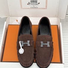 Hermès/爱马仕26WF新品 H金属扣一脚蹬乐福鞋 金属H扣是低调的灵魂 一脚蹬穿脱超省心 版型利落衬得脚秀气 麂皮 Hermès/爱马仕26WF新品 H金属扣一脚蹬乐福鞋 金属H扣是低调的灵魂 一脚蹬穿脱超省心 版型利落衬得脚秀气 麂皮