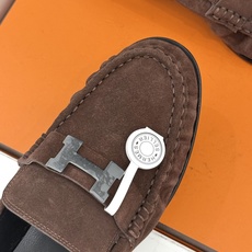 Hermès/爱马仕26WF新品 H金属扣一脚蹬乐福鞋 金属H扣是低调的灵魂 一脚蹬穿脱超省心 版型利落衬得脚秀气 麂皮 Hermès/爱马仕26WF新品 H金属扣一脚蹬乐福鞋 金属H扣是低调的灵魂 一脚蹬穿脱超省心 版型利落衬得脚秀气 麂皮