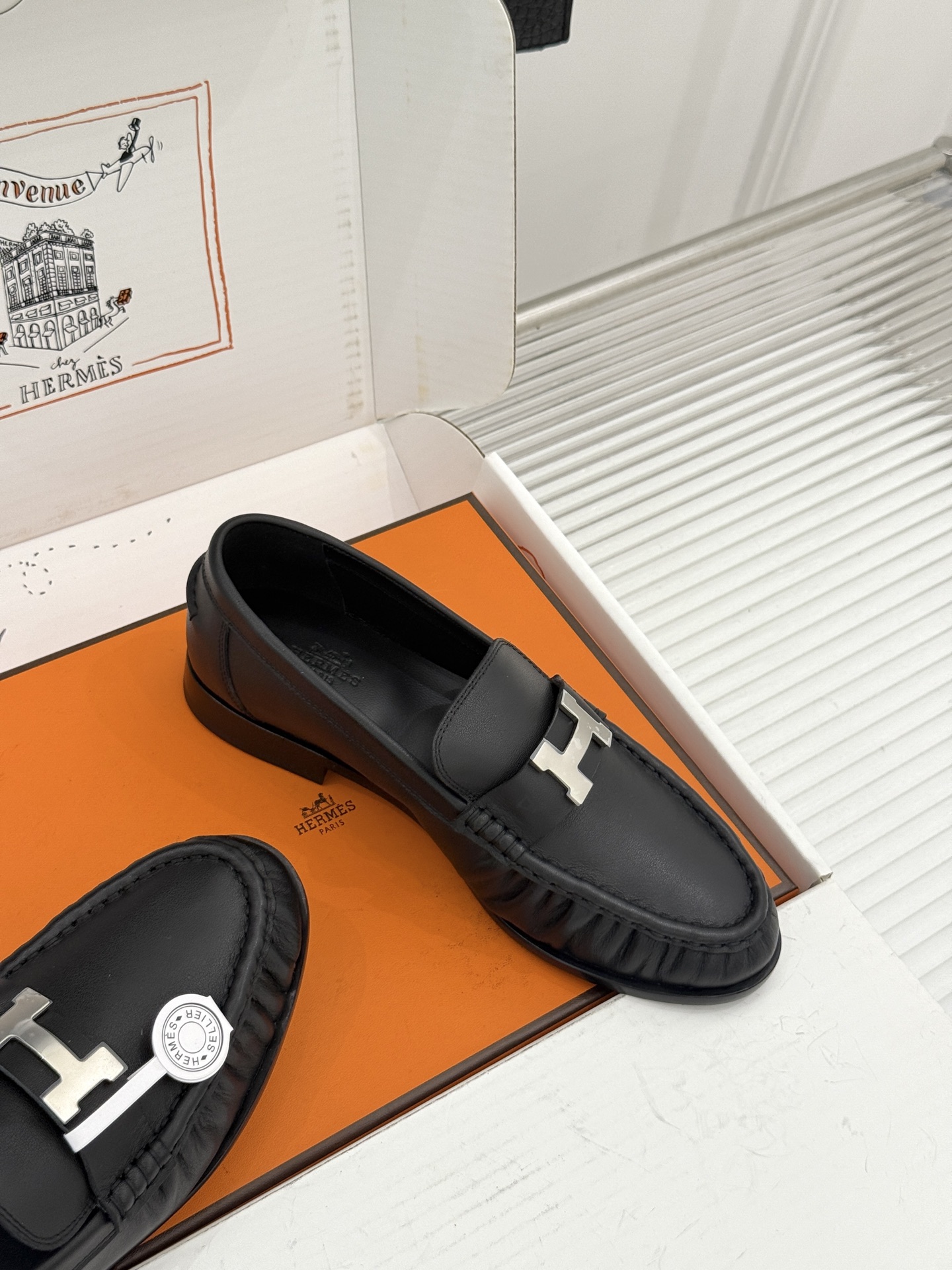 Hermès/爱马仕26WF新品 H金属扣一脚蹬乐福鞋 金属H扣是低调的灵魂 一脚蹬穿脱超省心 版型利落衬得脚秀气 麂皮 Hermès/爱马仕26WF新品 H金属扣一脚蹬乐福鞋 金属H扣是低调的灵魂 一脚蹬穿脱超省心 版型利落衬得脚秀气 麂皮