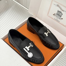 Hermès/爱马仕26WF新品 H金属扣一脚蹬乐福鞋 金属H扣是低调的灵魂 一脚蹬穿脱超省心 版型利落衬得脚秀气 麂皮 Hermès/爱马仕26WF新品 H金属扣一脚蹬乐福鞋 金属H扣是低调的灵魂 一脚蹬穿脱超省心 版型利落衬得脚秀气 麂皮