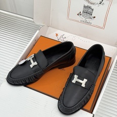 Hermès/爱马仕26WF新品 H金属扣一脚蹬乐福鞋 金属H扣是低调的灵魂 一脚蹬穿脱超省心 版型利落衬得脚秀气 麂皮 Hermès/爱马仕26WF新品 H金属扣一脚蹬乐福鞋 金属H扣是低调的灵魂 一脚蹬穿脱超省心 版型利落衬得脚秀气 麂皮