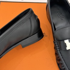 Hermès/爱马仕26WF新品 H金属扣一脚蹬乐福鞋 金属H扣是低调的灵魂 一脚蹬穿脱超省心 版型利落衬得脚秀气 麂皮 Hermès/爱马仕26WF新品 H金属扣一脚蹬乐福鞋 金属H扣是低调的灵魂 一脚蹬穿脱超省心 版型利落衬得脚秀气 麂皮