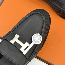 Hermès/爱马仕26WF新品 H金属扣一脚蹬乐福鞋 金属H扣是低调的灵魂 一脚蹬穿脱超省心 版型利落衬得脚秀气 麂皮 Hermès/爱马仕26WF新品 H金属扣一脚蹬乐福鞋 金属H扣是低调的灵魂 一脚蹬穿脱超省心 版型利落衬得脚秀气 麂皮