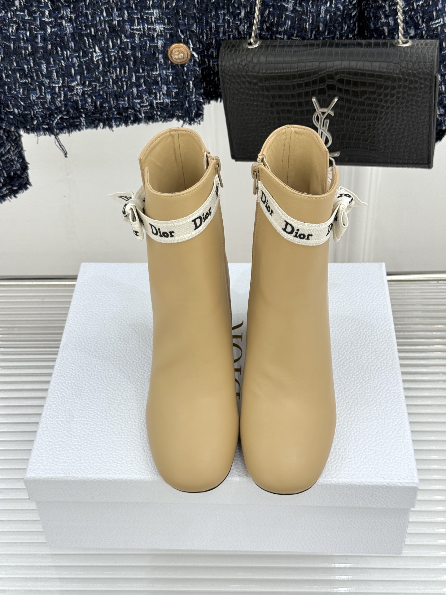 Dior/迪奥26WF新品 J'Adior 字母织带蝴蝶结粗跟短靴 字母织带缀柔美的蝴蝶结 细腻羊皮革质感温润 侧拉链设 Dior/迪奥26WF新品 J'Adior 字母织带蝴蝶结粗跟短靴 字母织带缀柔美的蝴蝶结 细腻羊皮革质感温润 侧拉链设
