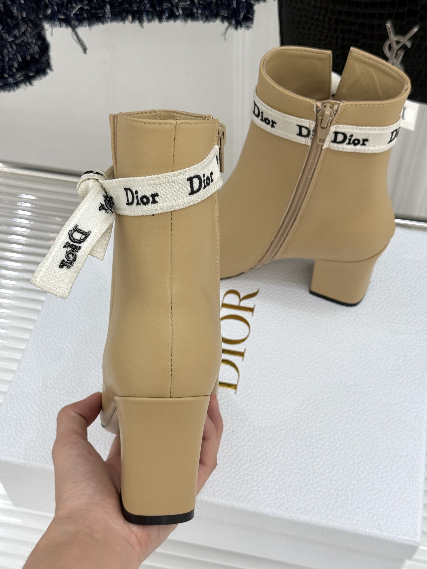Dior/迪奥26WF新品 J'Adior 字母织带蝴蝶结粗跟短靴 字母织带缀柔美的蝴蝶结 细腻羊皮革质感温润 侧拉链设 Dior/迪奥26WF新品 J'Adior 字母织带蝴蝶结粗跟短靴 字母织带缀柔美的蝴蝶结 细腻羊皮革质感温润 侧拉链设