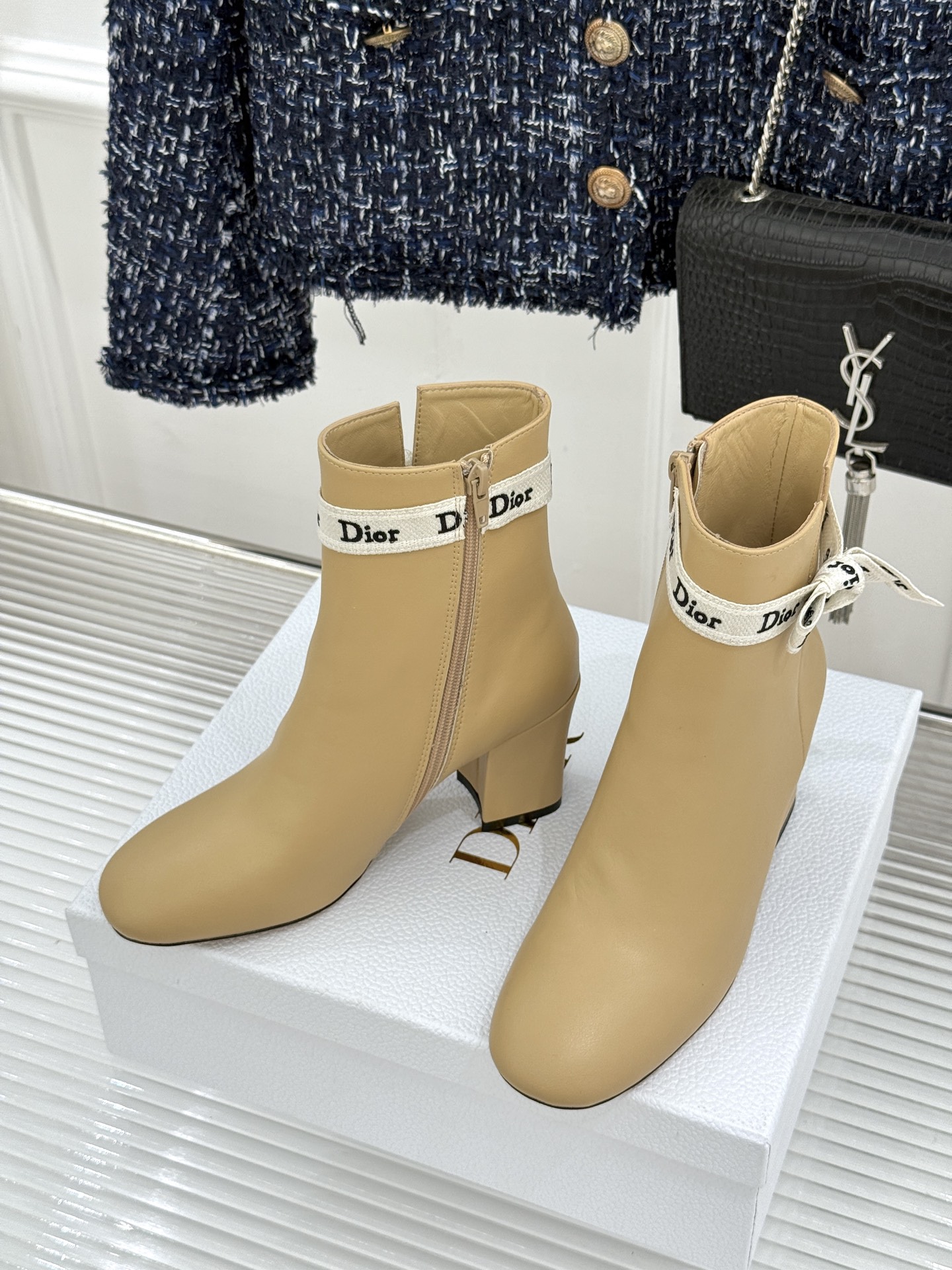 Dior/迪奥26WF新品 J'Adior 字母织带蝴蝶结粗跟短靴 字母织带缀柔美的蝴蝶结 细腻羊皮革质感温润 侧拉链设 Dior/迪奥26WF新品 J'Adior 字母织带蝴蝶结粗跟短靴 字母织带缀柔美的蝴蝶结 细腻羊皮革质感温润 侧拉链设