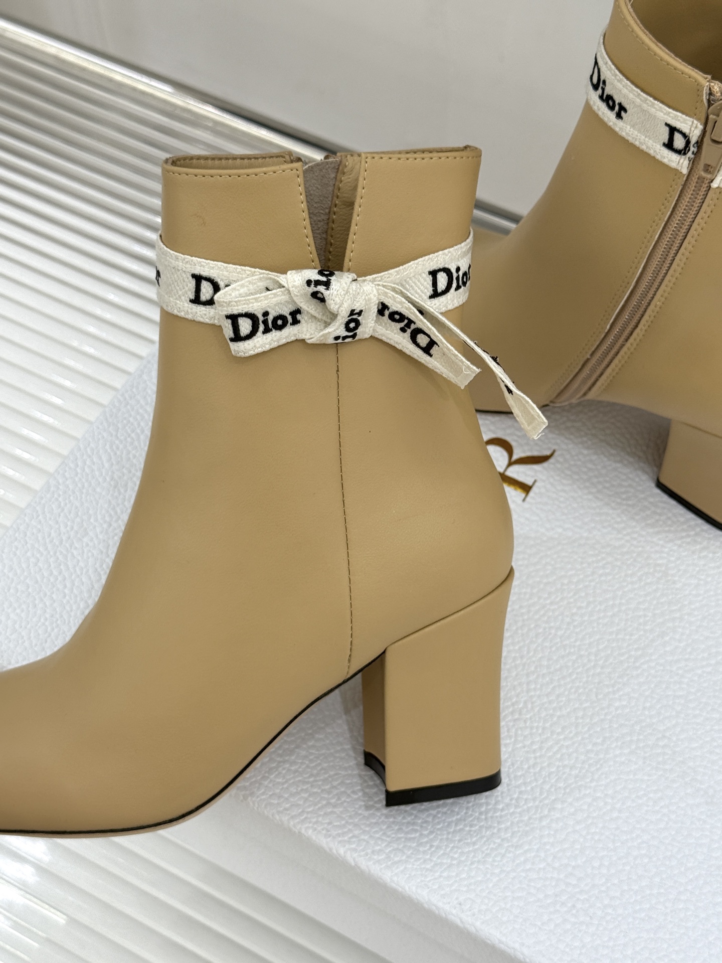 Dior/迪奥26WF新品 J'Adior 字母织带蝴蝶结粗跟短靴 字母织带缀柔美的蝴蝶结 细腻羊皮革质感温润 侧拉链设 Dior/迪奥26WF新品 J'Adior 字母织带蝴蝶结粗跟短靴 字母织带缀柔美的蝴蝶结 细腻羊皮革质感温润 侧拉链设
