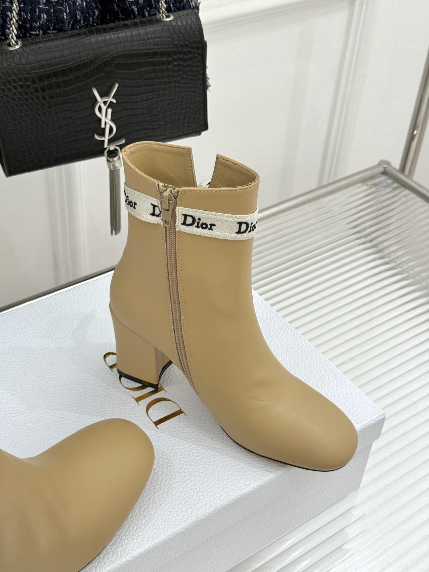 Dior/迪奥26WF新品 J'Adior 字母织带蝴蝶结粗跟短靴 字母织带缀柔美的蝴蝶结 细腻羊皮革质感温润 侧拉链设 Dior/迪奥26WF新品 J'Adior 字母织带蝴蝶结粗跟短靴 字母织带缀柔美的蝴蝶结 细腻羊皮革质感温润 侧拉链设