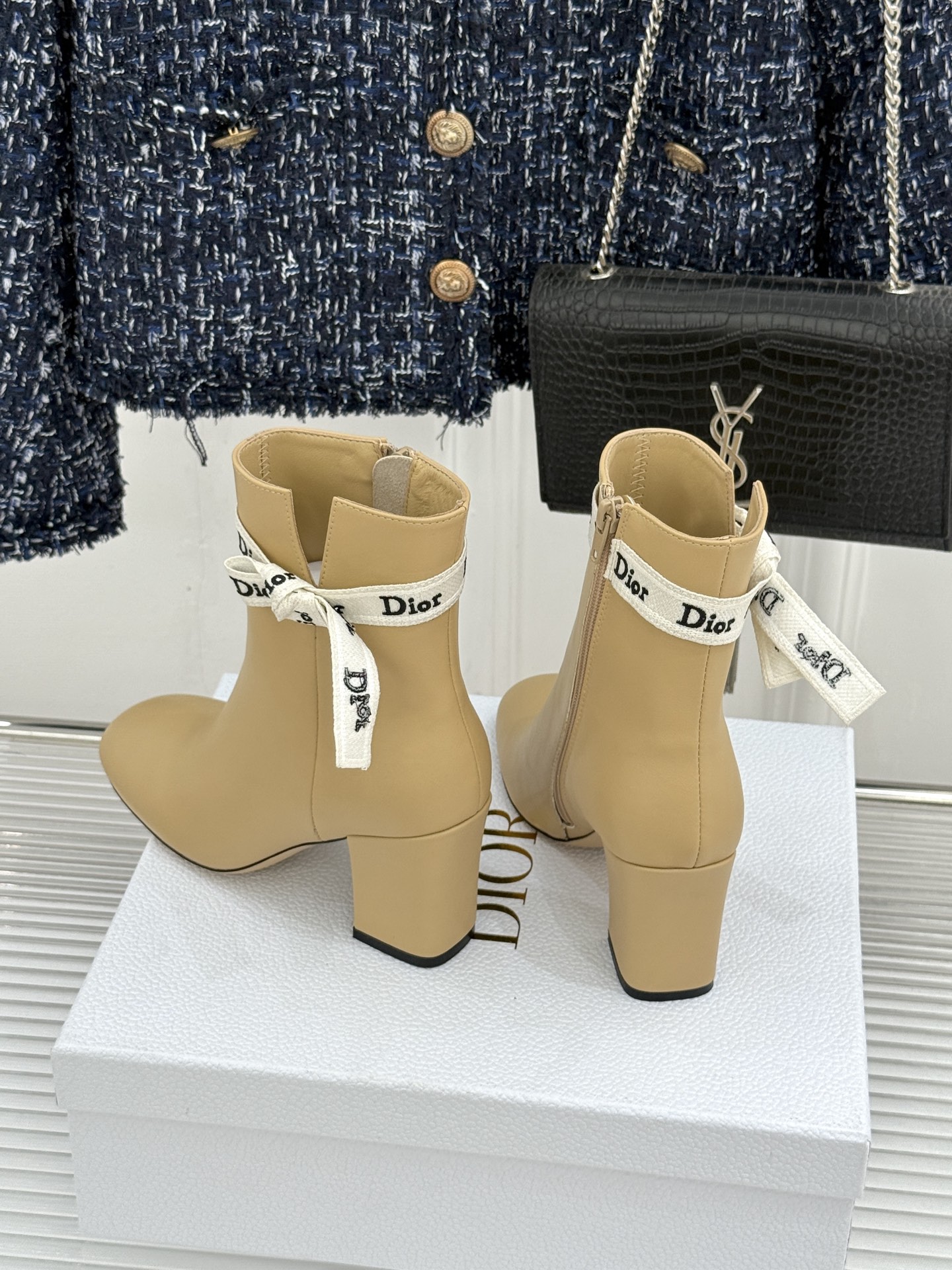 Dior/迪奥26WF新品 J'Adior 字母织带蝴蝶结粗跟短靴 字母织带缀柔美的蝴蝶结 细腻羊皮革质感温润 侧拉链设 Dior/迪奥26WF新品 J'Adior 字母织带蝴蝶结粗跟短靴 字母织带缀柔美的蝴蝶结 细腻羊皮革质感温润 侧拉链设